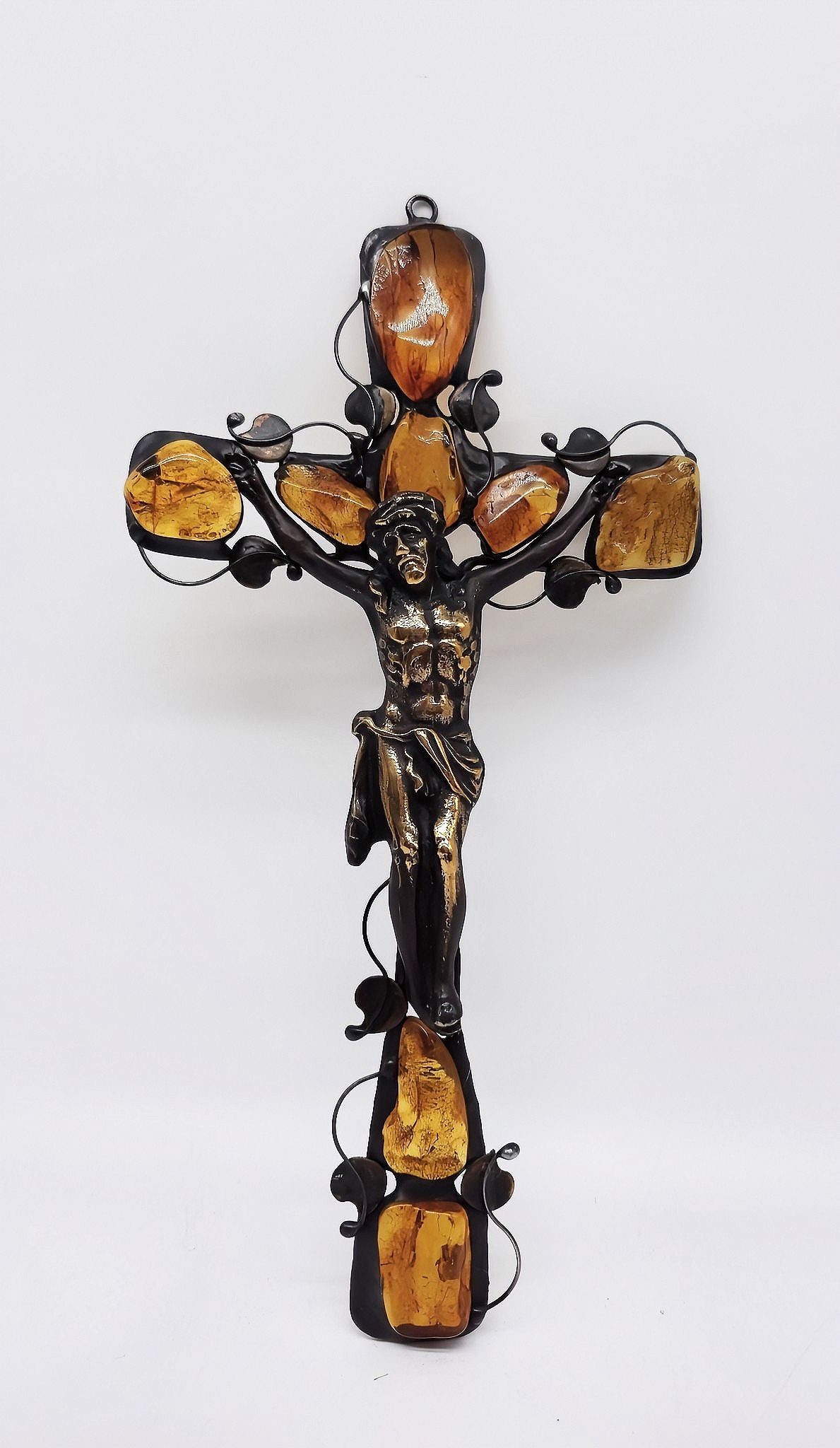 Christliches Wandkreuz mit kunstvoller Bernsteinverzierung