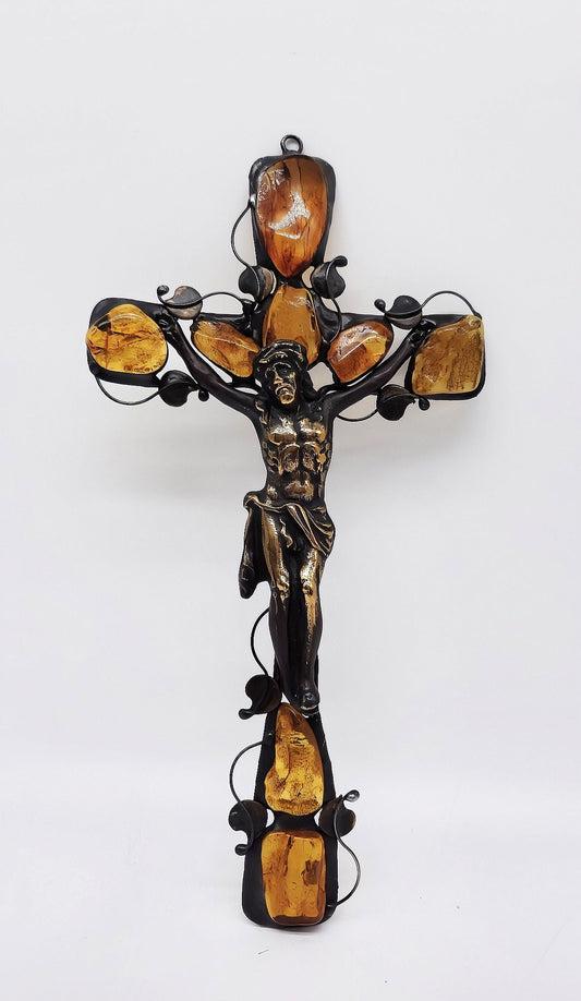 Christliches Wandkreuz mit kunstvoller Bernsteinverzierung
