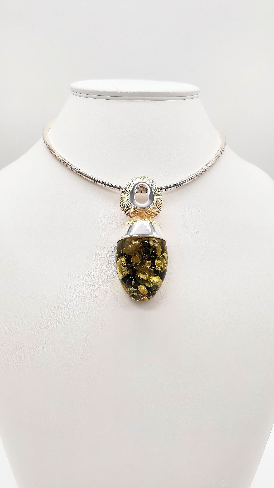Grüner Bernsteinanhänger mit Silber & Goldakzenten