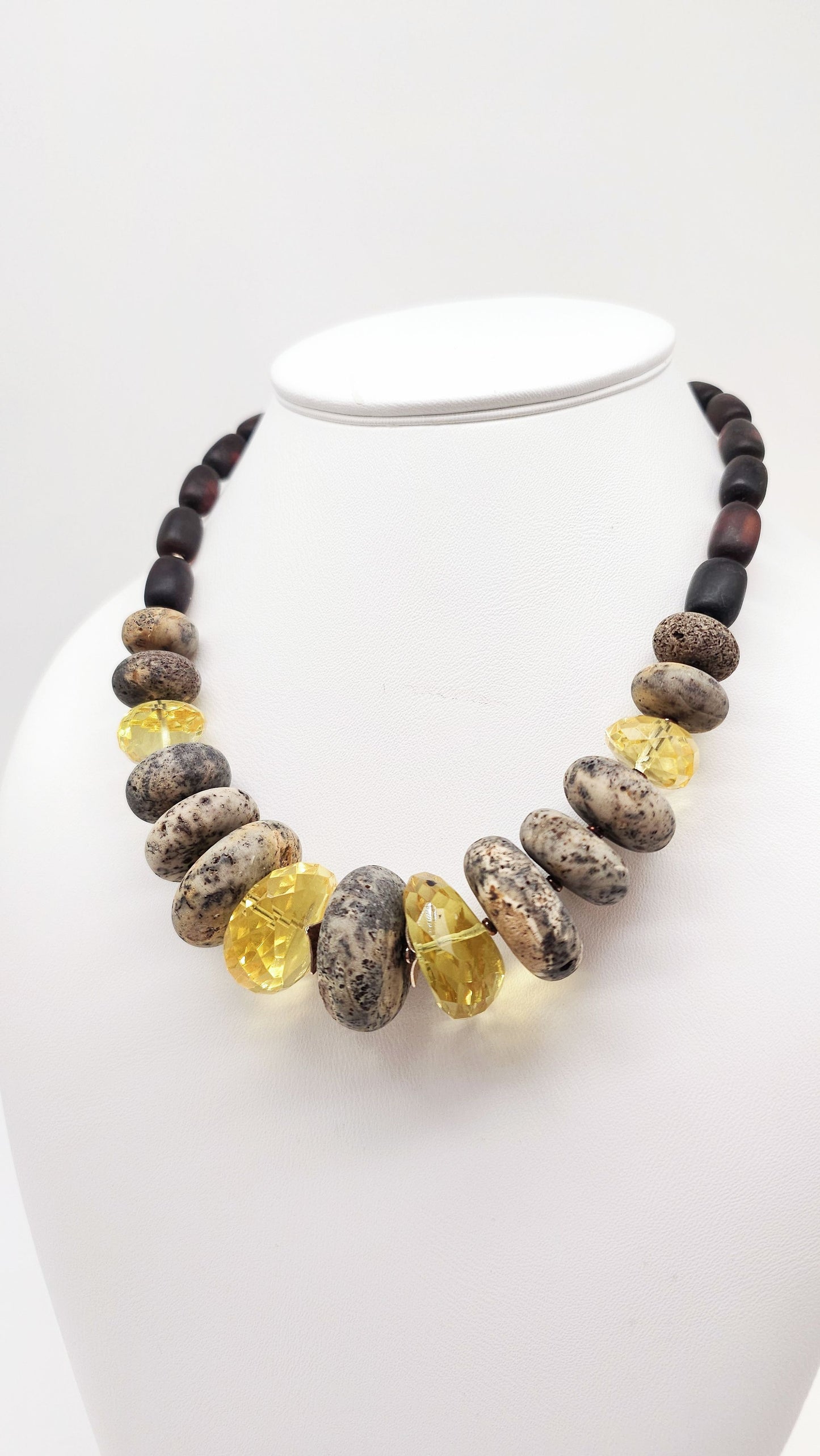 Handgefertigte Kette mit Bernstein und Stein