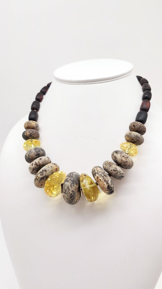 Handgefertigte Kette mit Bernstein und Stein