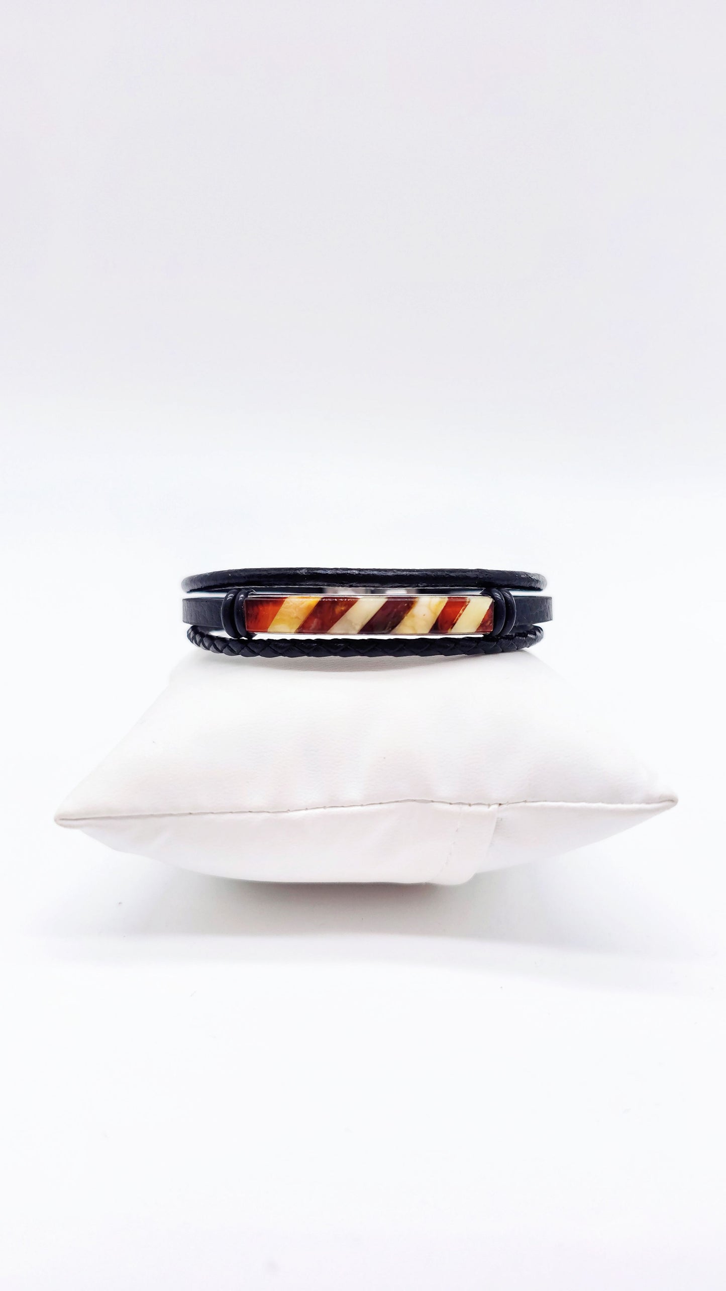 Robust men's bracelet made of leather and amber