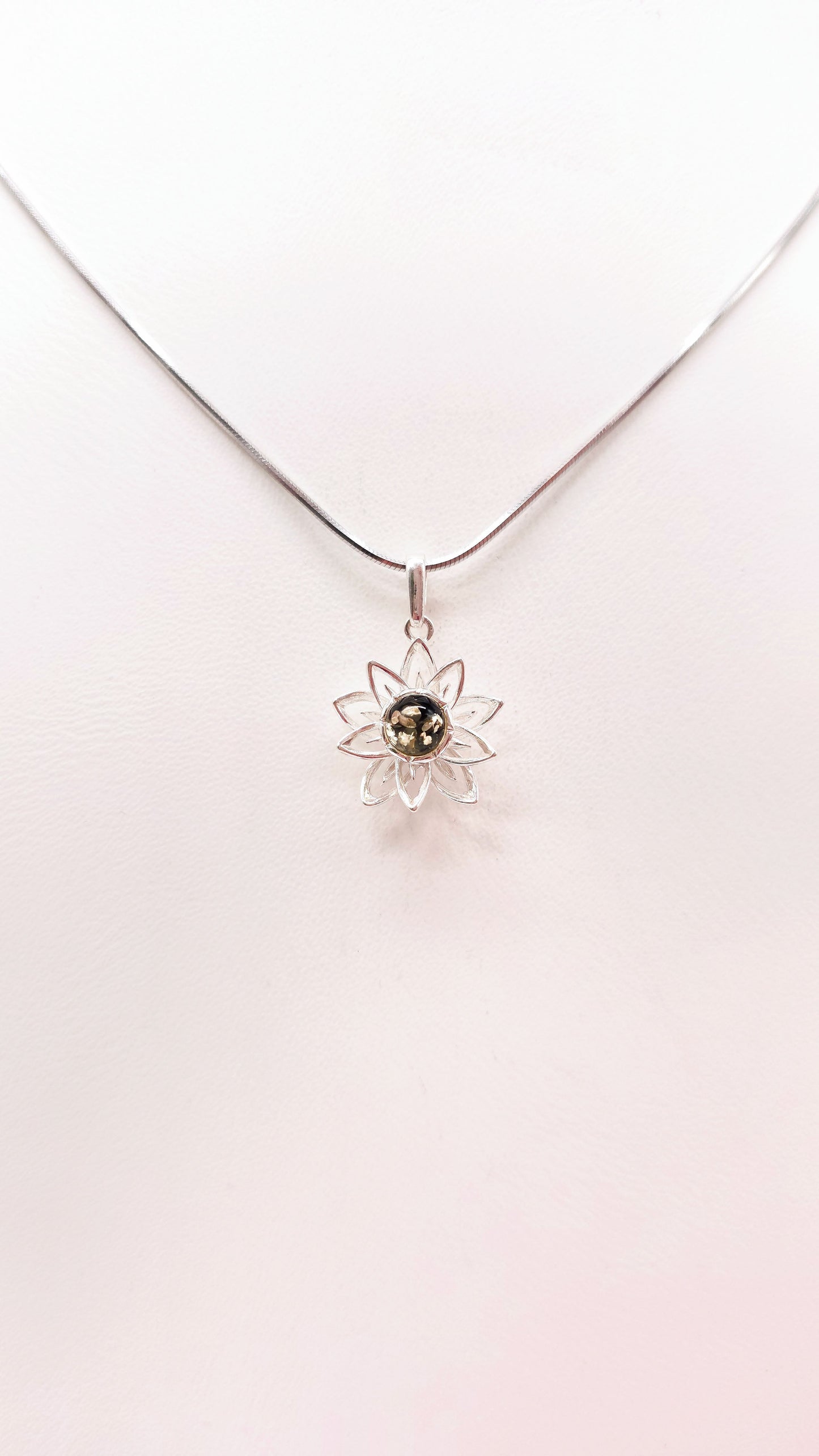 Schmuckanhänger Blume mit Bernstein – hochwertiges Geschenk