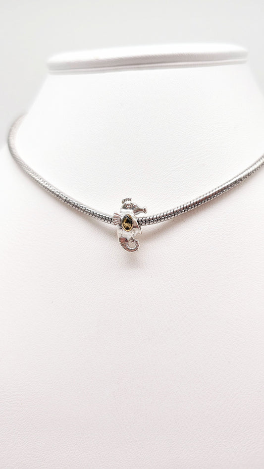 Seepferdchen mit Bernstein – 925 Silber, beidseitig