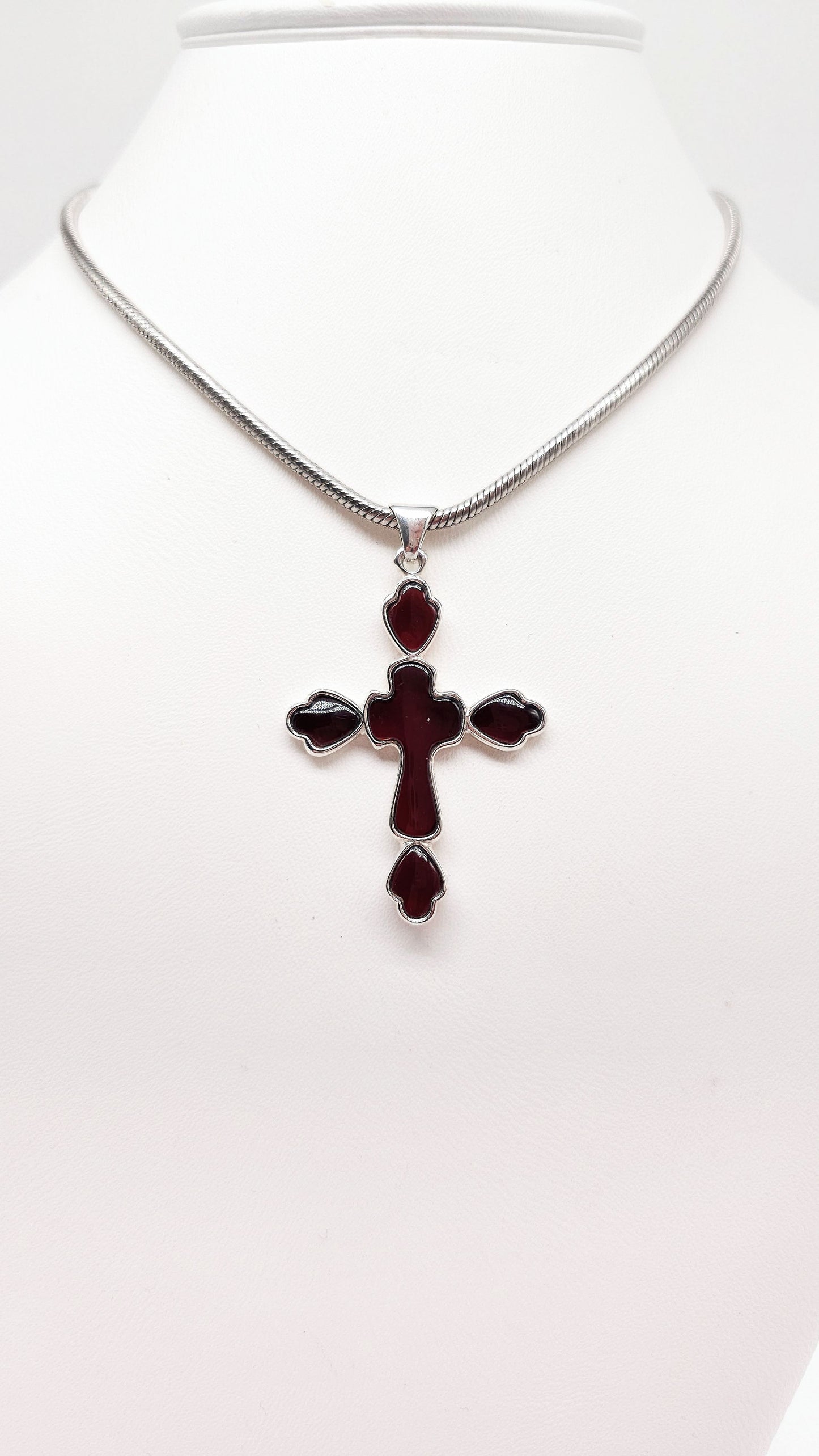 Kreuzanhänger mit dunklem Bernstein – 925 Silber