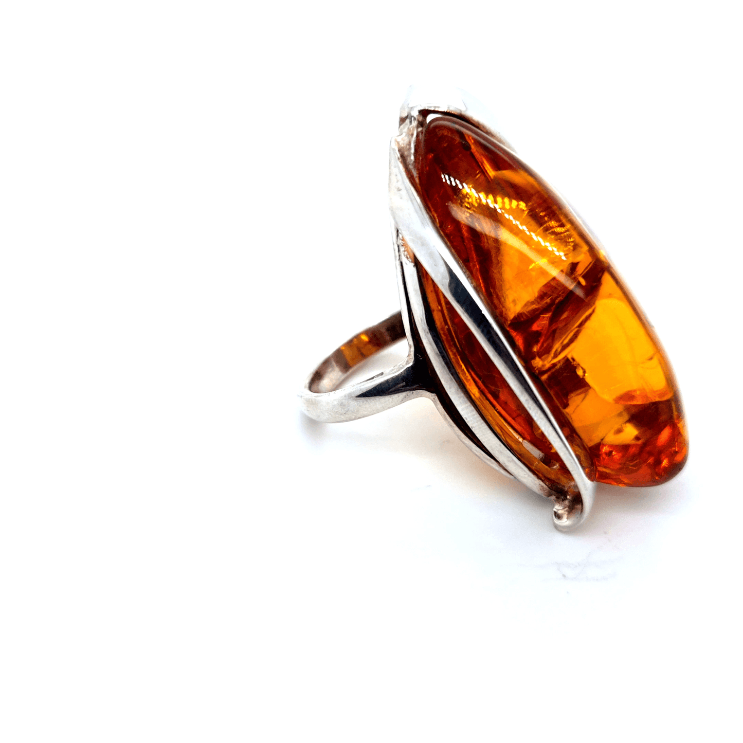 Opvallende zilveren ring met barnsteen