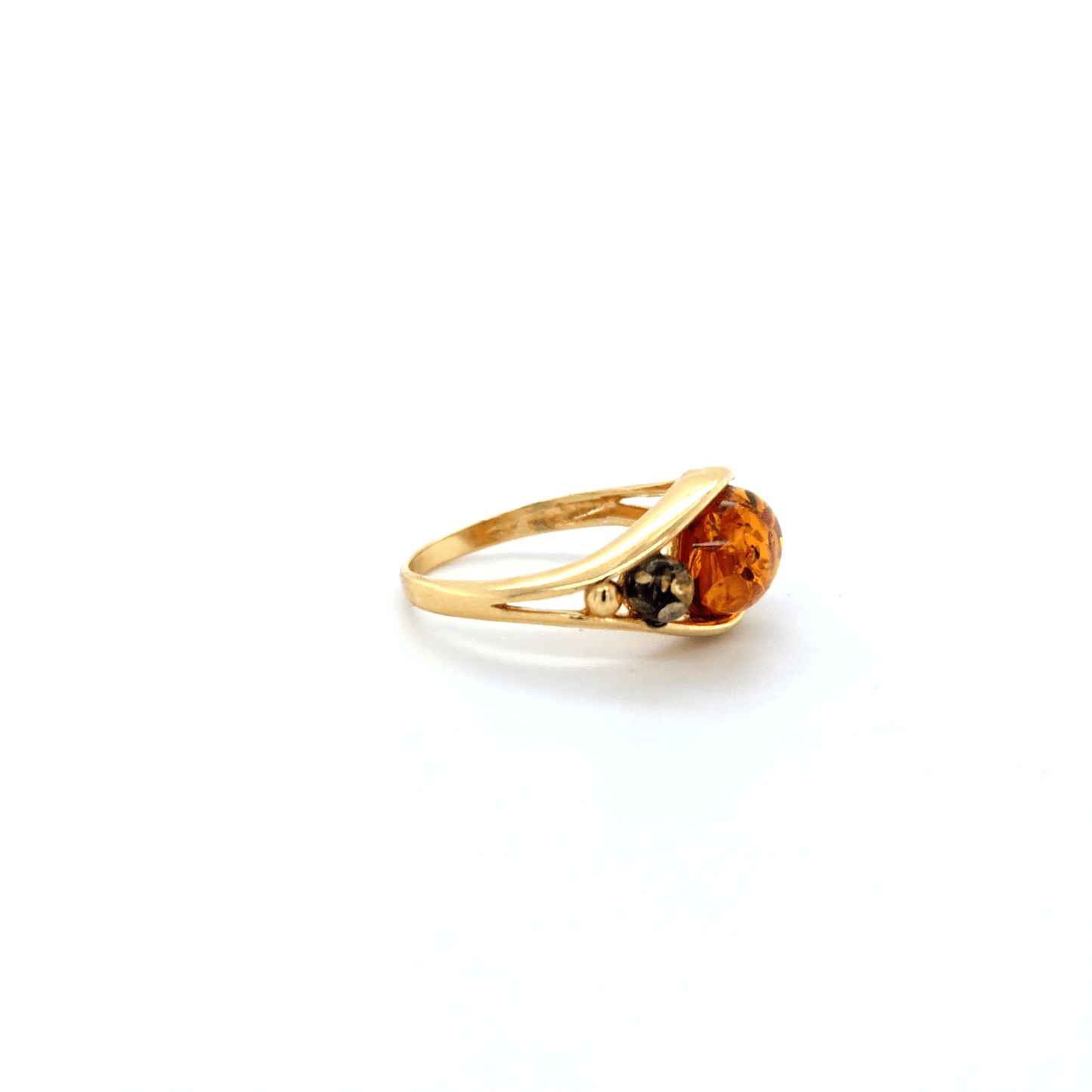 Auffälliger Ring mit mehreren Bernsteinen