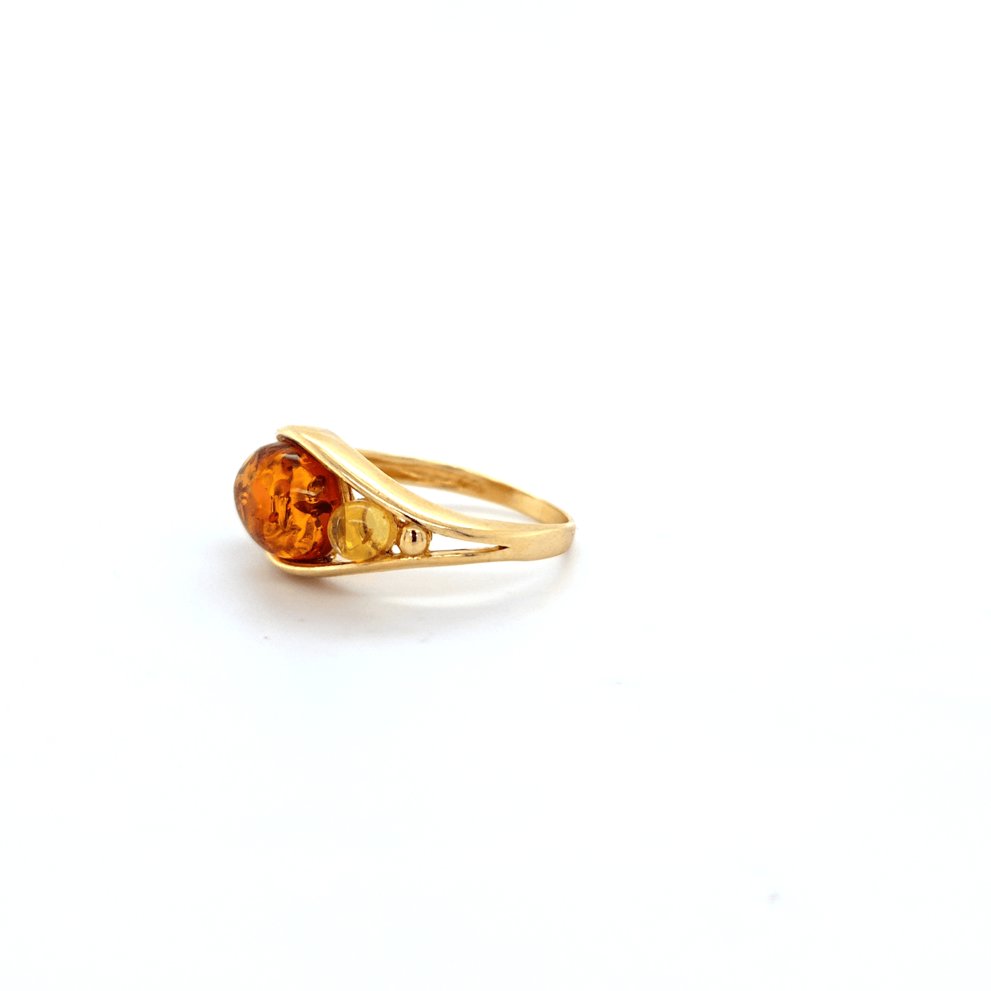 Auffälliger Ring mit mehreren Bernsteinen
