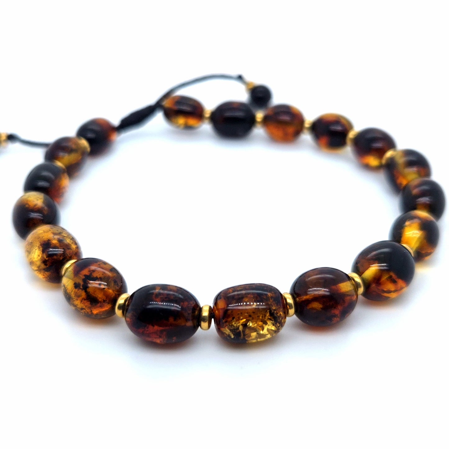 Modern armband van barnsteenkralen met praktische schuifsluiting