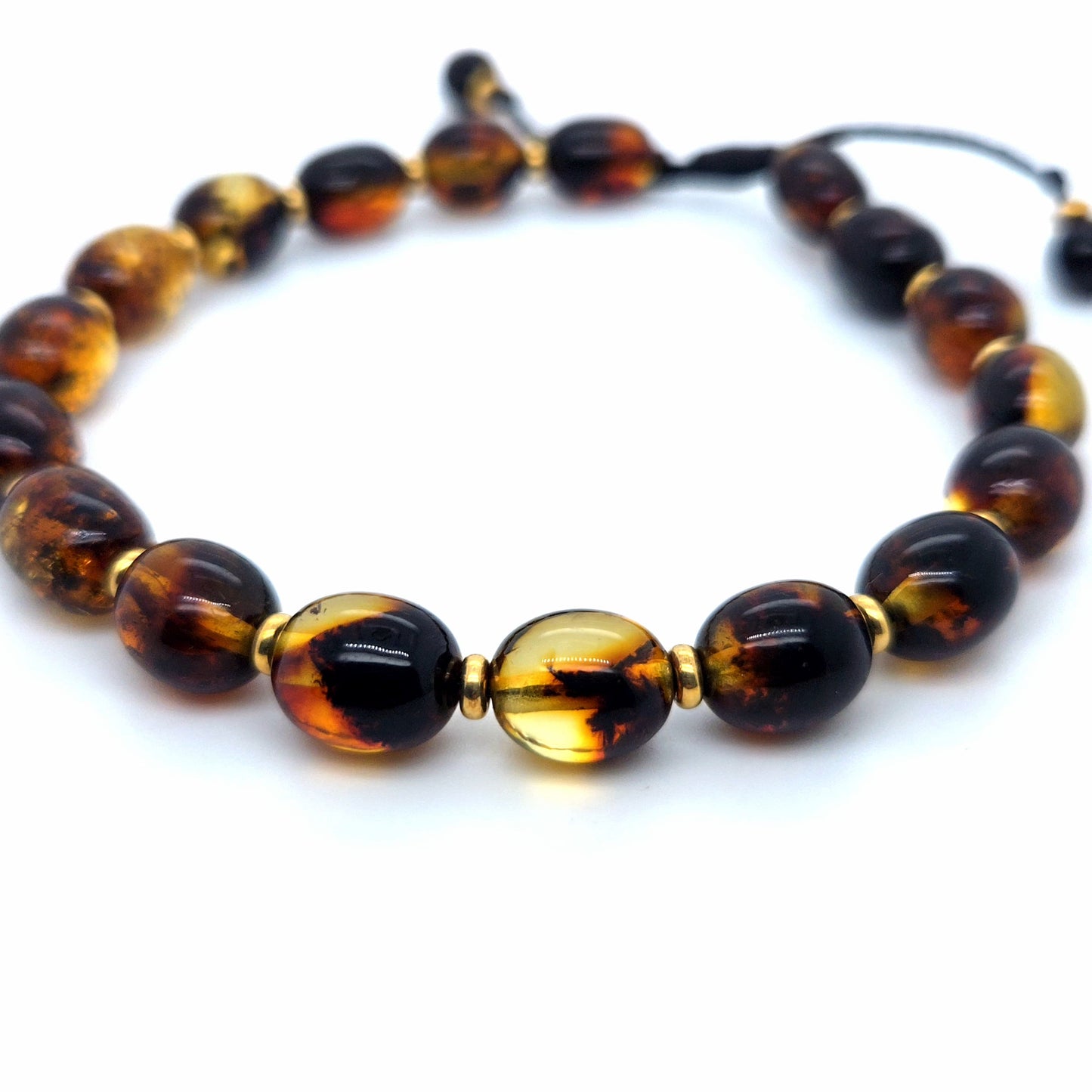 Modern armband van barnsteenkralen met praktische schuifsluiting