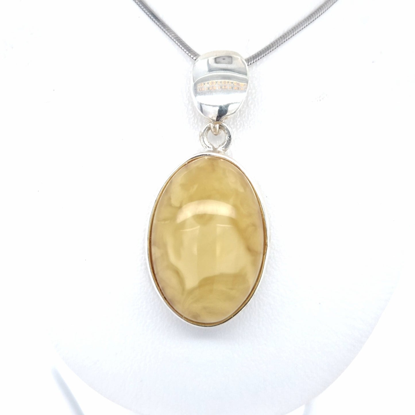 Harmonischer Naturstein-Schmuck: Poliertes Sterling Silber & zarter Pastellton