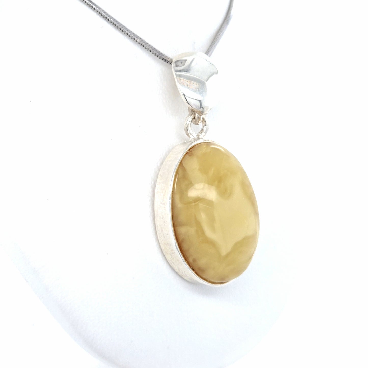 Harmonischer Naturstein-Schmuck: Poliertes Sterling Silber & zarter Pastellton