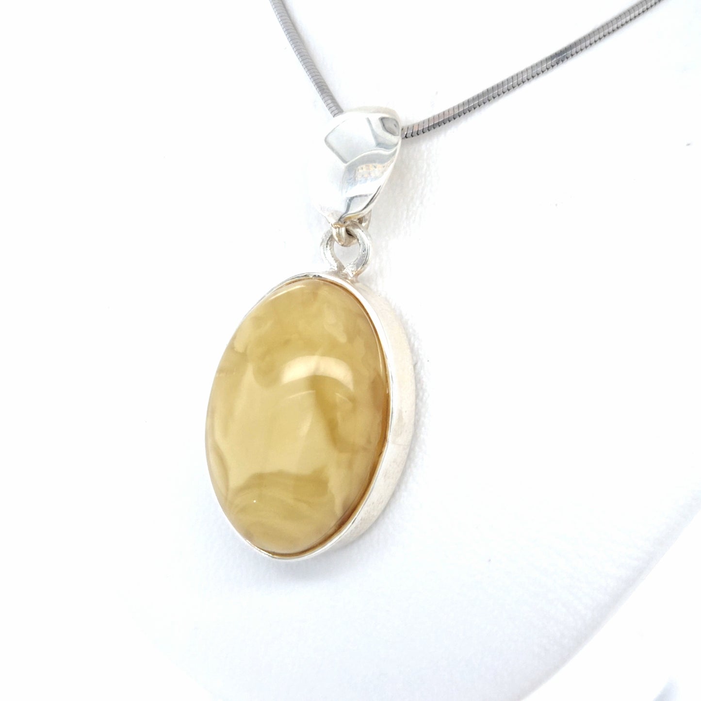 Harmonischer Naturstein-Schmuck: Poliertes Sterling Silber & zarter Pastellton