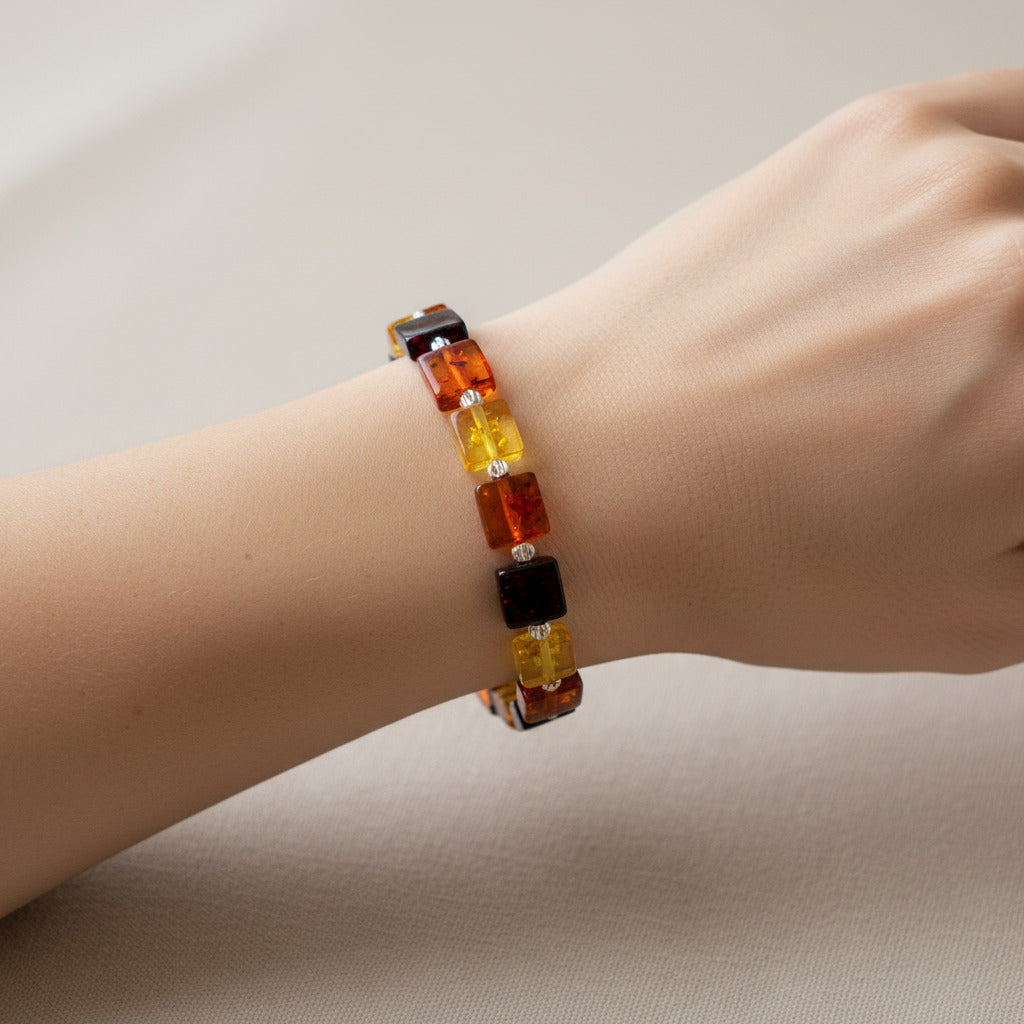 Buntes Bernstein-Armband mit quadratischen Elementen