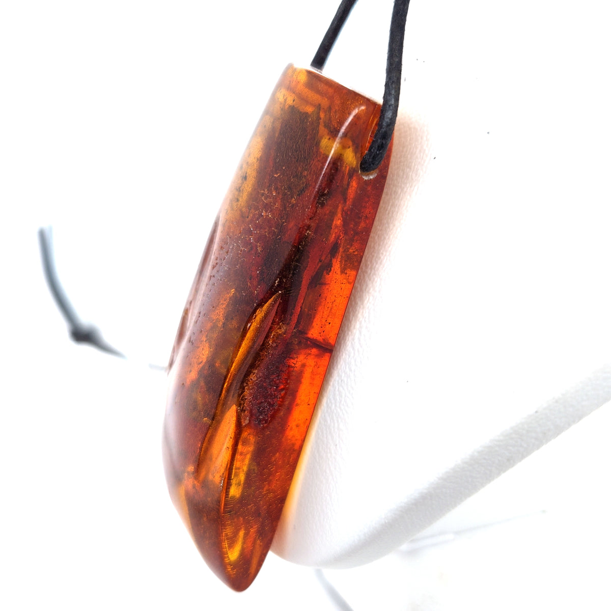 Schlanker Bernsteinanhänger in Orange, 6 cm – am Lederband, Handarbeit, Unisex