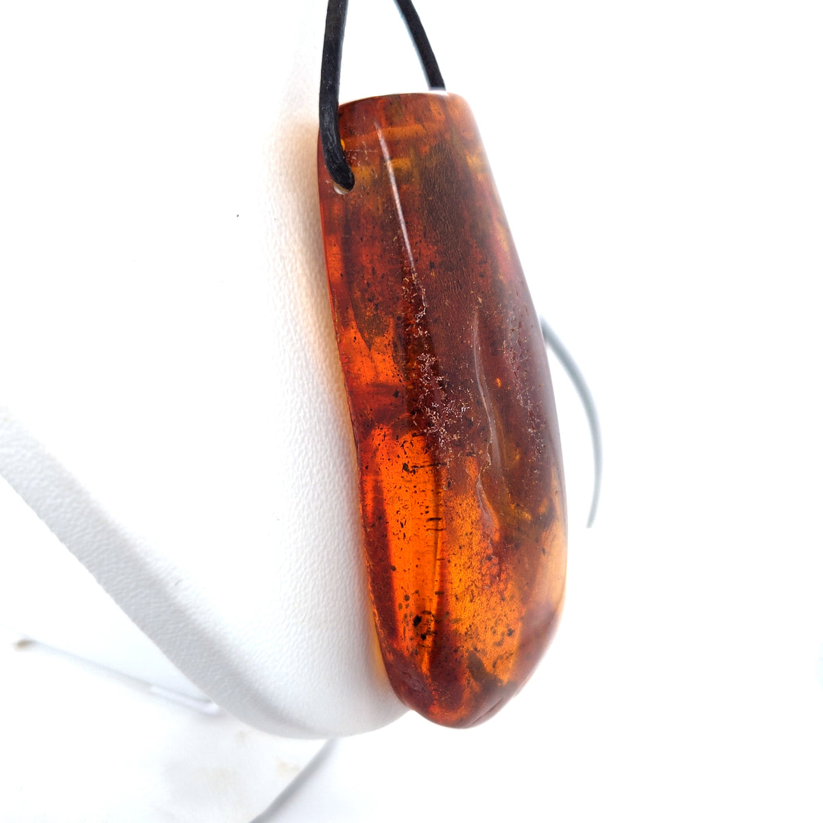 Schlanker Bernsteinanhänger in Orange, 6 cm – am Lederband, Handarbeit, Unisex