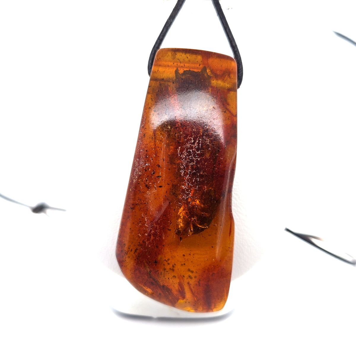 Schlanker Bernsteinanhänger in Orange, 6 cm – am Lederband, Handarbeit, Unisex