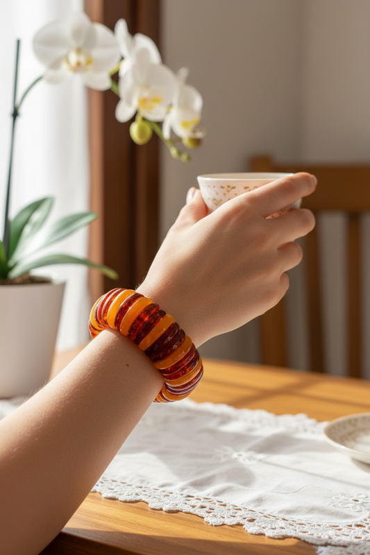 Handgefertigtes Bernstein-Armband: Rügen Unikat mit zweifarbigem Ostseeschmuck