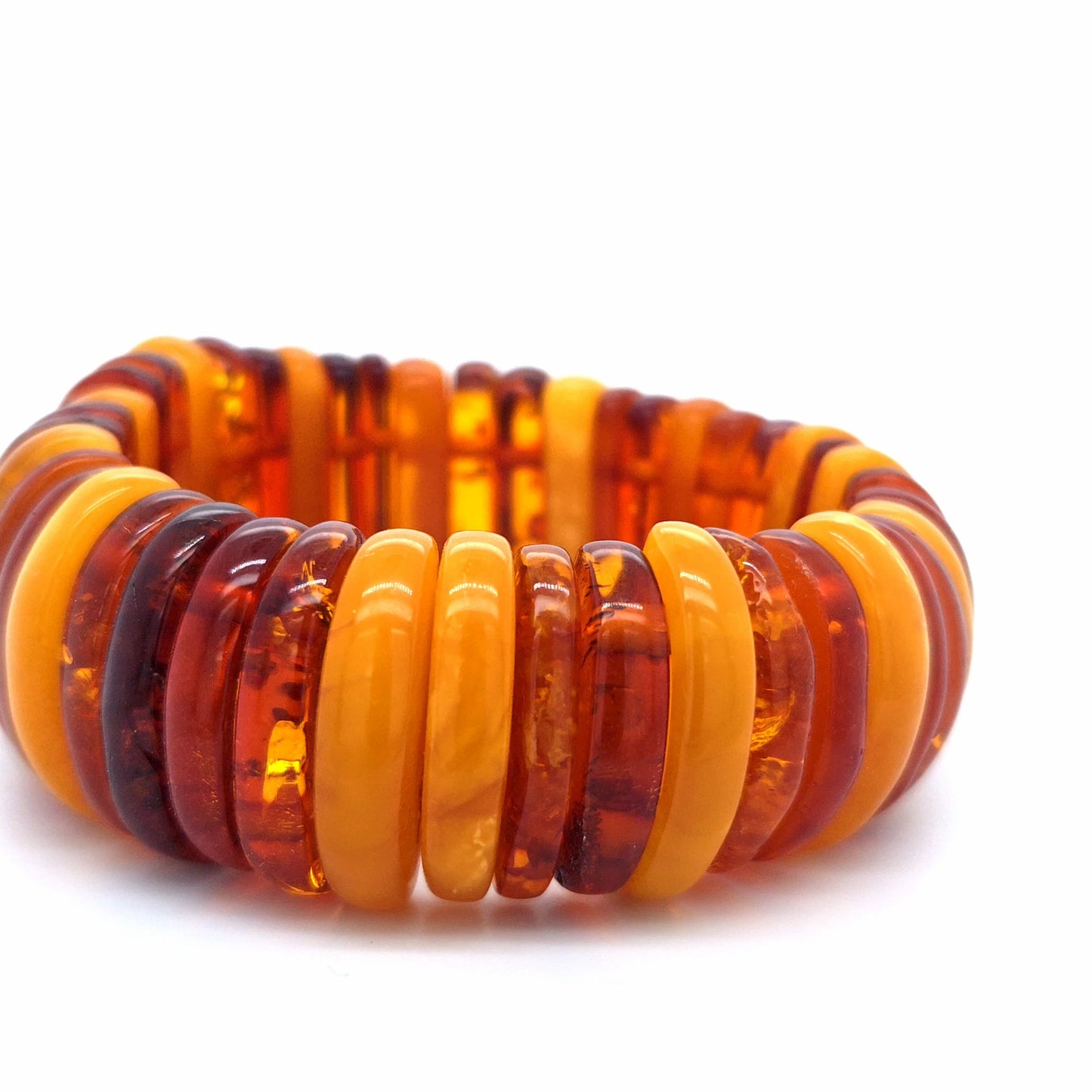 Handgefertigtes Bernstein-Armband: Rügen Unikat mit zweifarbigem Ostseeschmuck