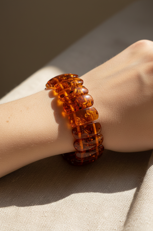 Luxus Echtschmuck: Flexibles Bernstein-Armband mit individuellem Farbspiel