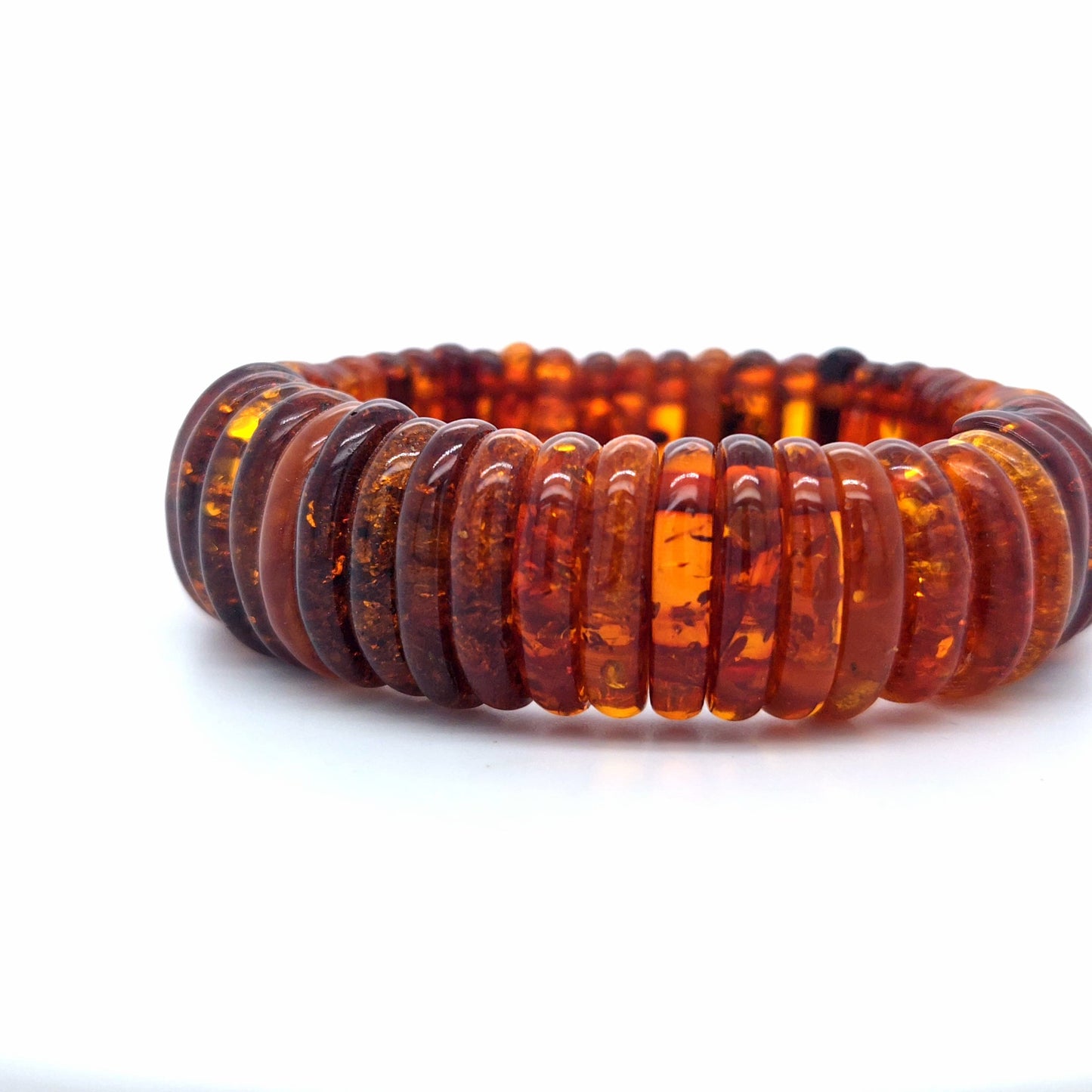 Warm leuchtendes Bernstein-Armband in feiner Handarbeit gefertigt