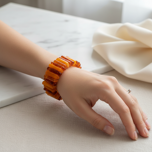 Edler Bernsteinschmuck: Elastisches Design-Unikat für das Handgelenk
