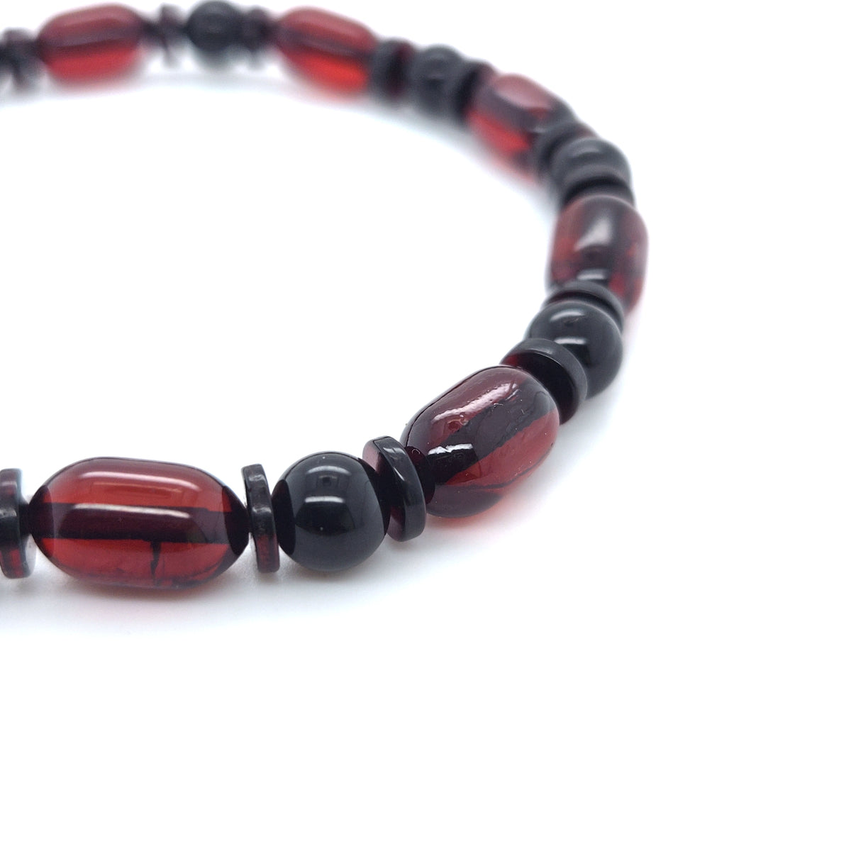 Handgearbeitetes Elastik-Armband für Sie und Ihn – Zartes Design aus echtem Ostsee-Bernstein in tiefem Rot