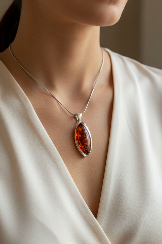 Pendentif moderne en argent véritable avec ambre naturel profond