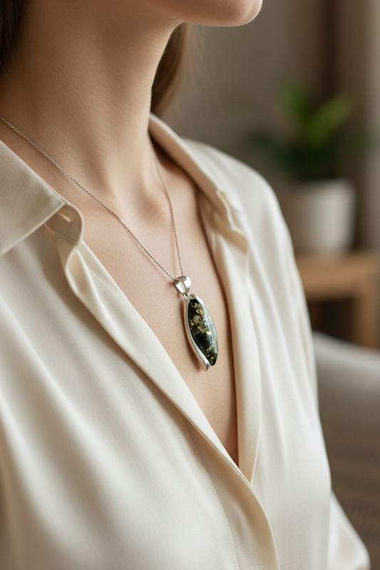 Pendentif moderne en argent véritable avec ambre vert rare