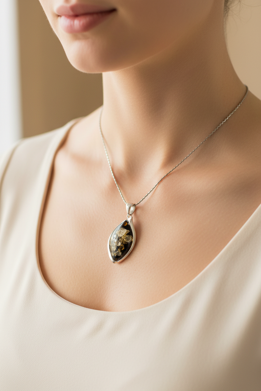 Pendentif moderne en argent véritable avec ambre vert rare