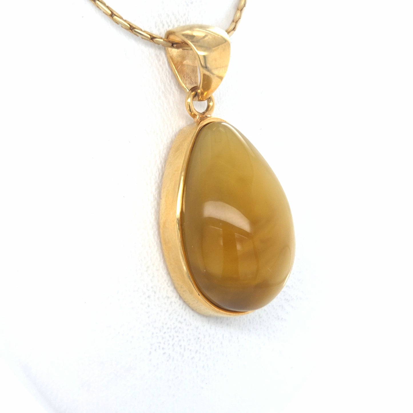 Vergoldeter Milchbernstein Anhänger: Tropfen-Unikat in 24K Gold & Silber
