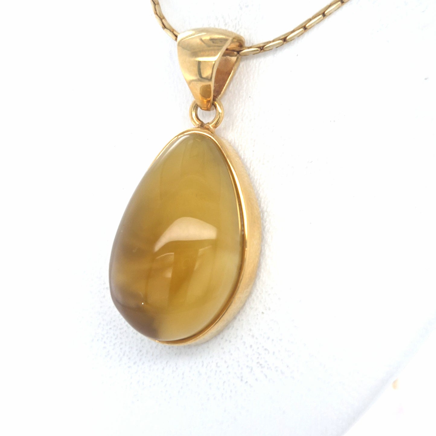 Vergoldeter Milchbernstein Anhänger: Tropfen-Unikat in 24K Gold & Silber