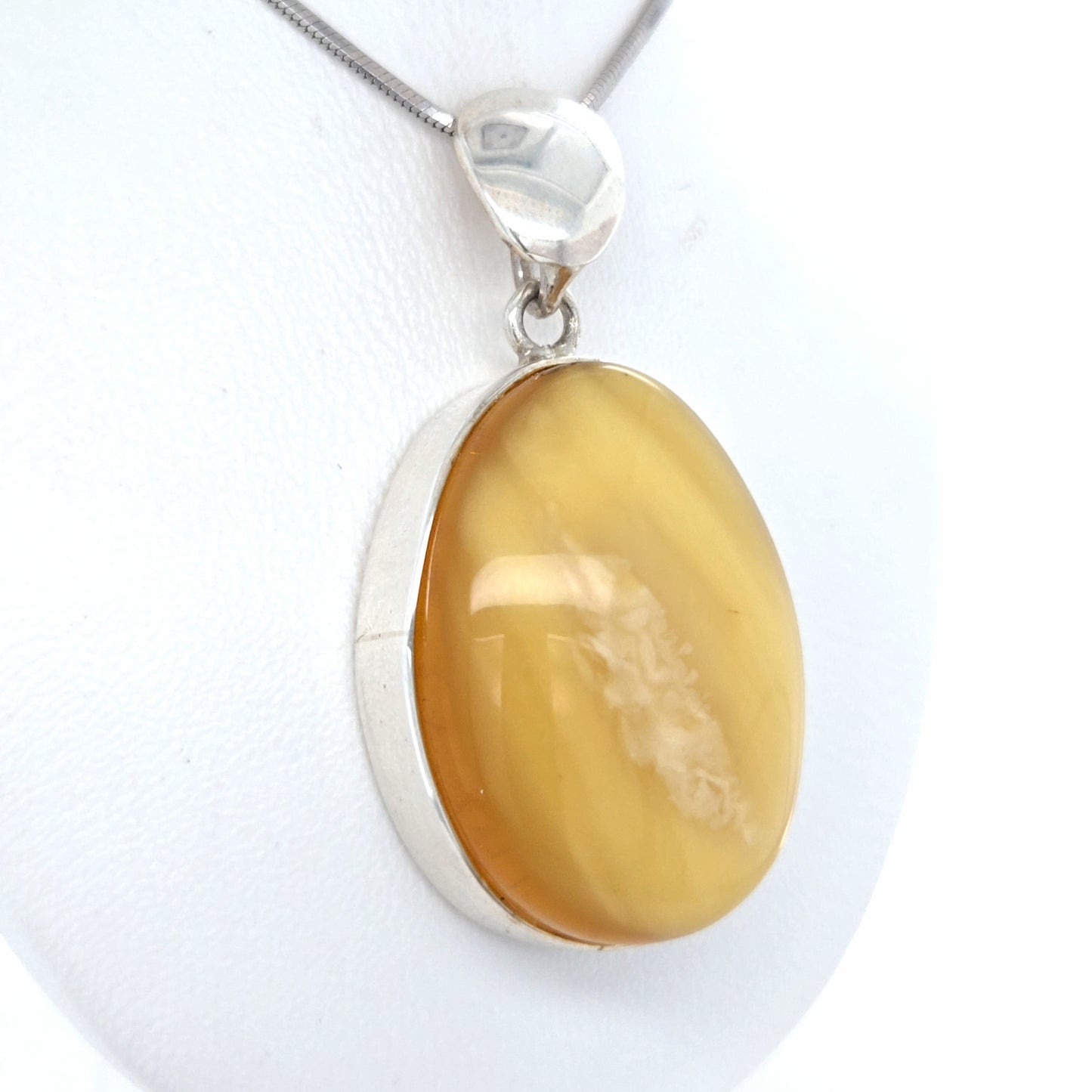 Heller Bernstein Anhänger: Edles Butterscotch-Unikat in 925 Silber