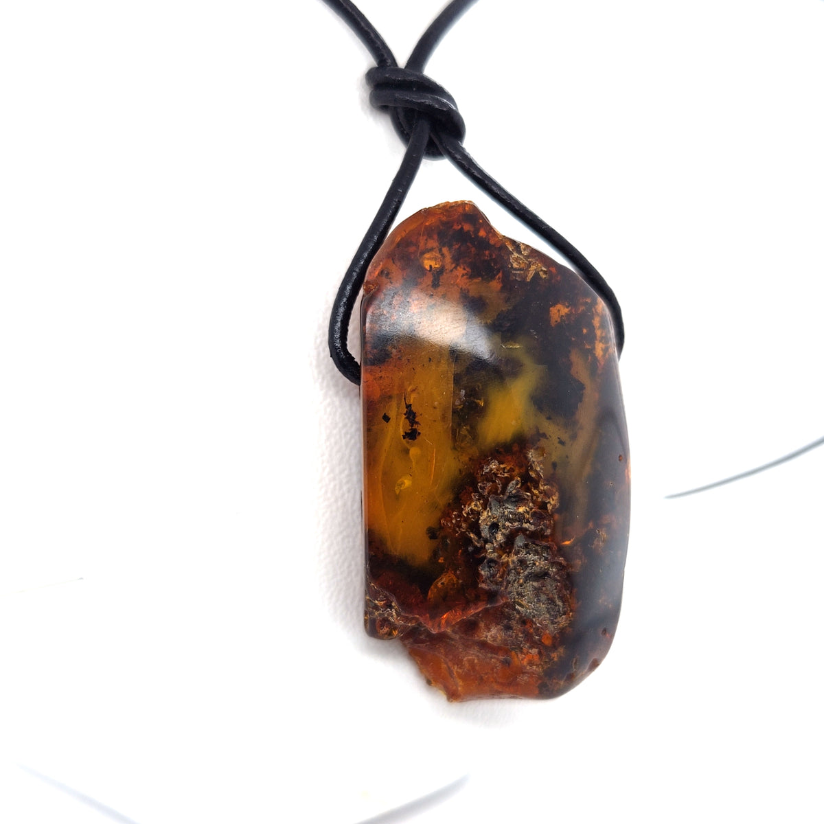 Cognacfarbener Bernstein-Anhänger an Lederband – handgemacht, Unisex