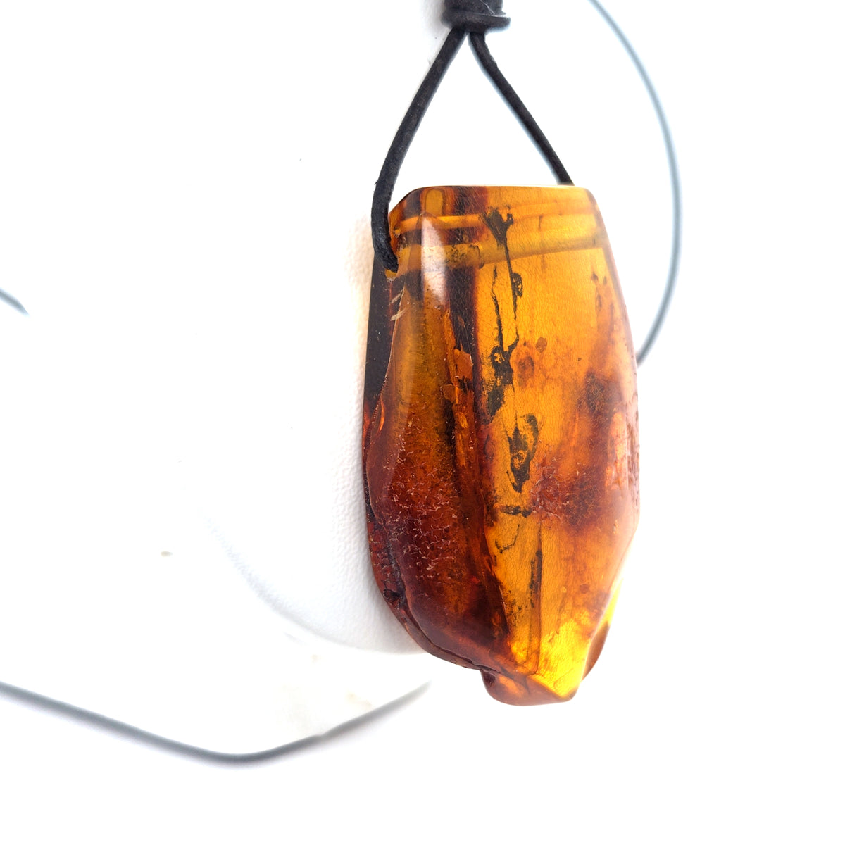 Großer Naturbernstein-Anhänger in Orange an Lederband – Unisex, Handarbeit