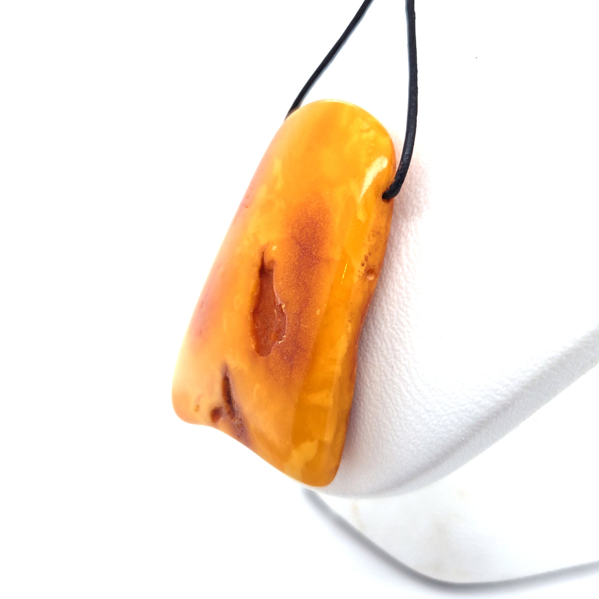 Minimalistischer Bernsteinanhänger in Orange an Lederkette – handgemacht, Unisex