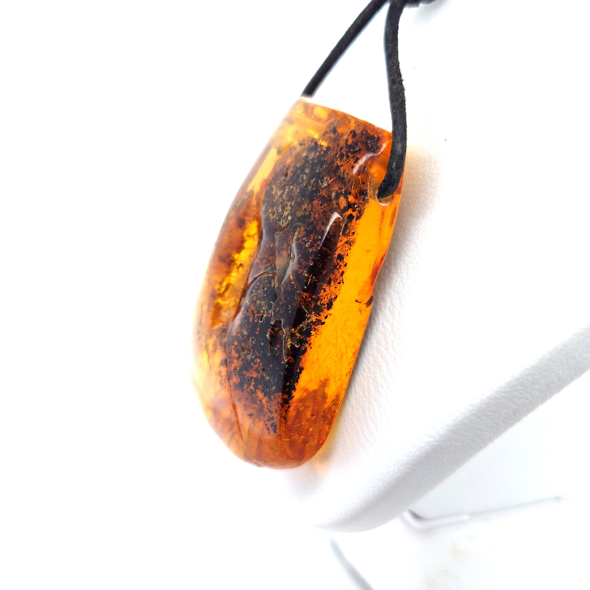 Bernsteinanhänger Orange mit Sonnenflitter an Lederband – handgemacht, Unisex