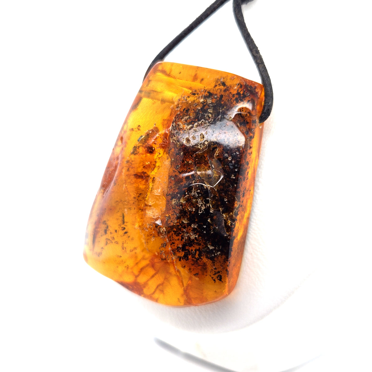 Bernsteinanhänger Orange mit Sonnenflitter an Lederband – handgemacht, Unisex