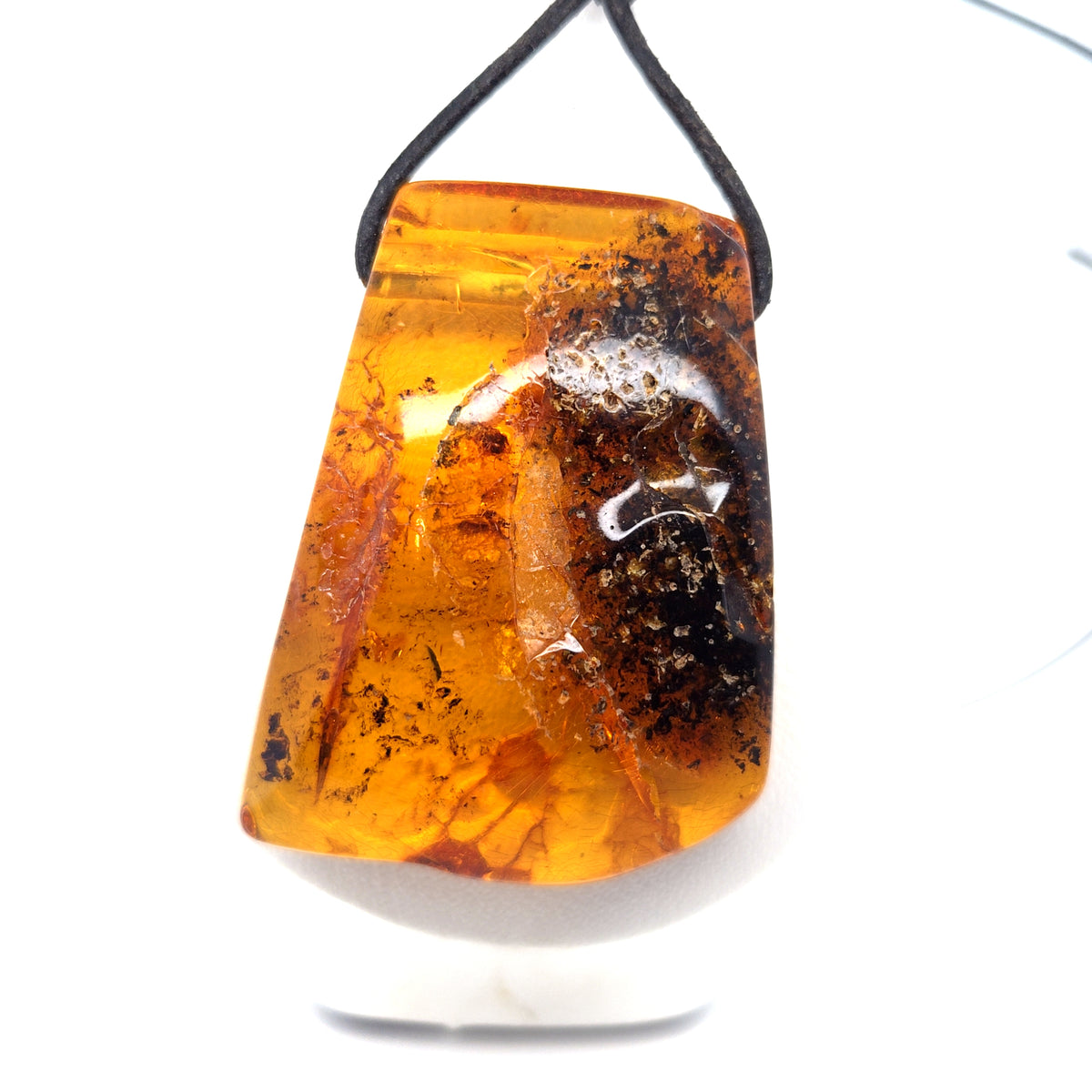 Bernsteinanhänger Orange mit Sonnenflitter an Lederband – handgemacht, Unisex