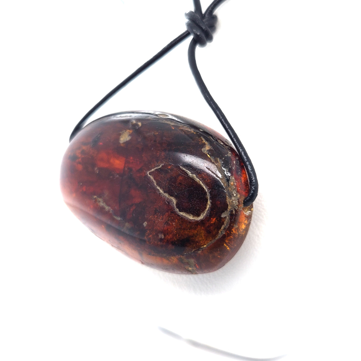 Breites Bernstein-Amulett in sattem Orange an Lederband – handgemacht, Unisex