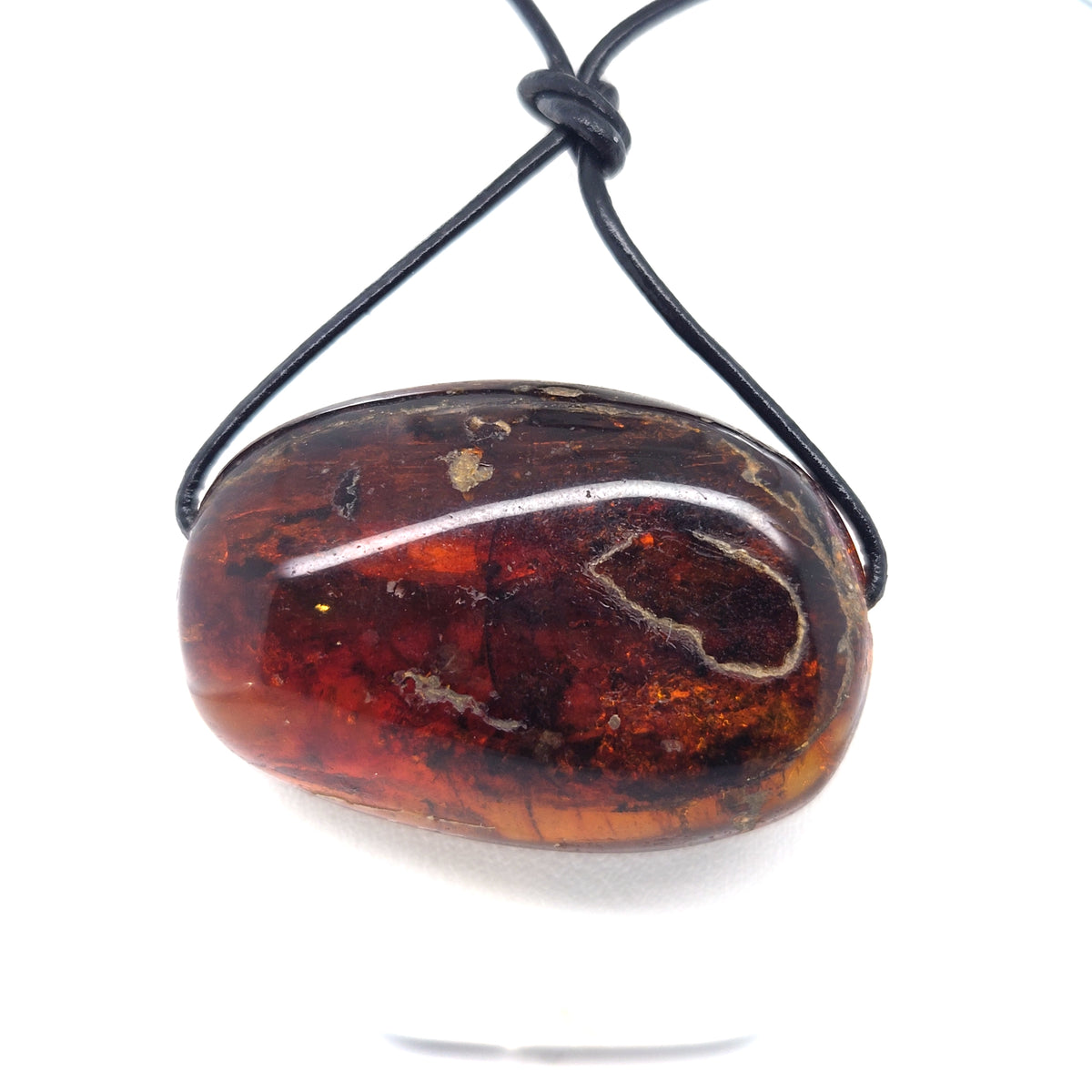Breites Bernstein-Amulett in sattem Orange an Lederband – handgemacht, Unisex