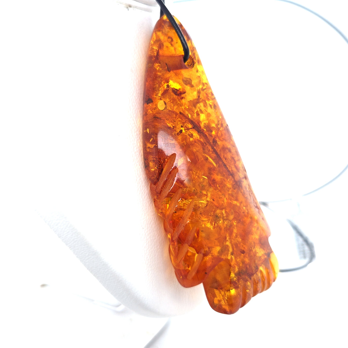 Fisch-Anhänger aus Bernstein mit Sonnenflitter an Lederband – handgeschnitzt, Unisex