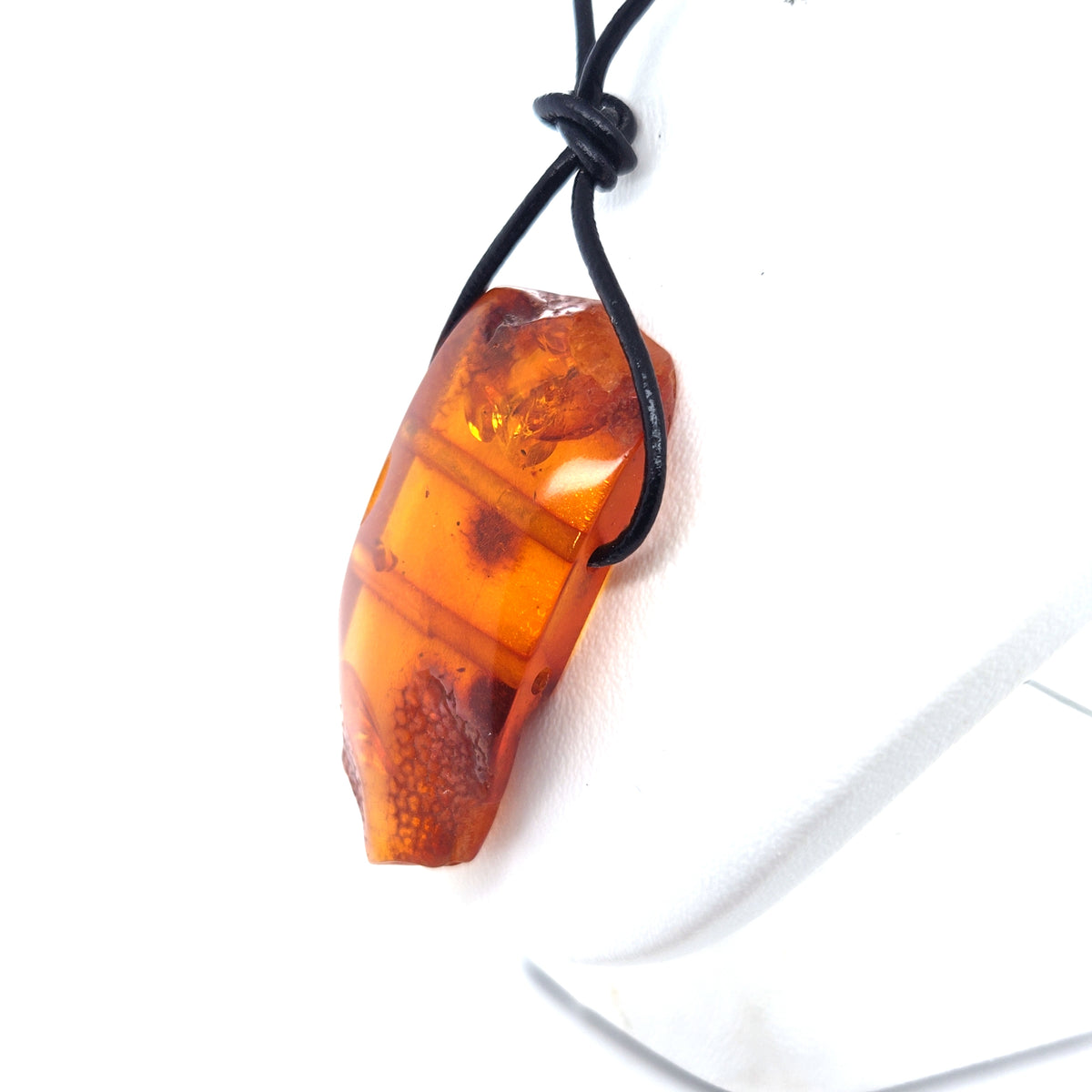 Flacher Bernsteinanhänger in Orange an Lederband – federleicht, handgemacht, Unisex