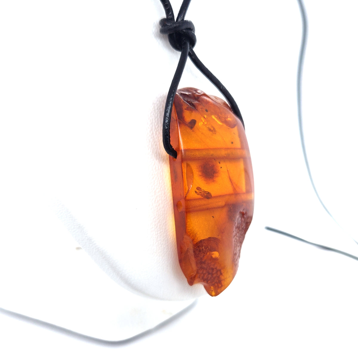 Flacher Bernsteinanhänger in Orange an Lederband – federleicht, handgemacht, Unisex