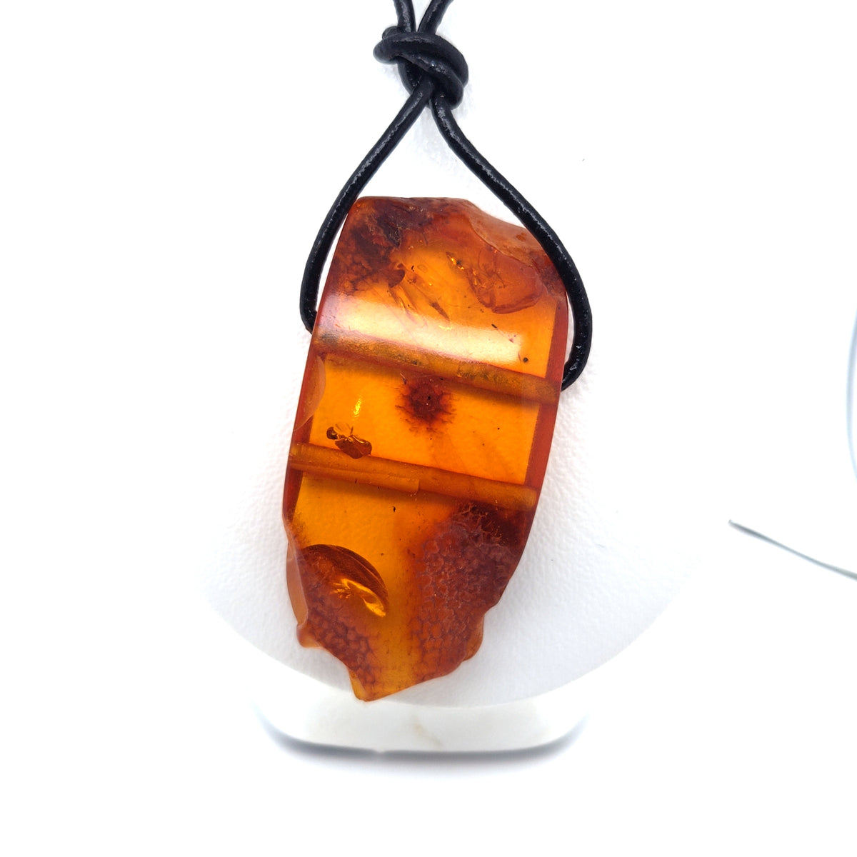 Flacher Bernsteinanhänger in Orange an Lederband – federleicht, handgemacht, Unisex