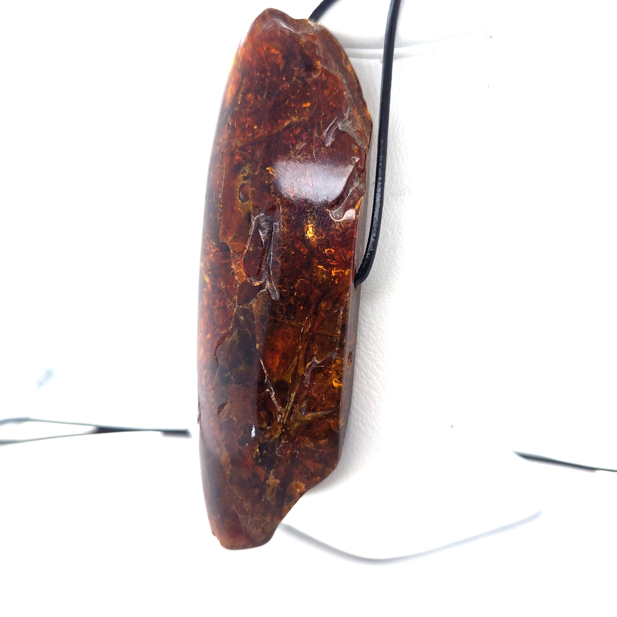 Langer Bernsteinanhänger 8,5 cm in sattem Orange am Lederband – handgemacht, Unisex