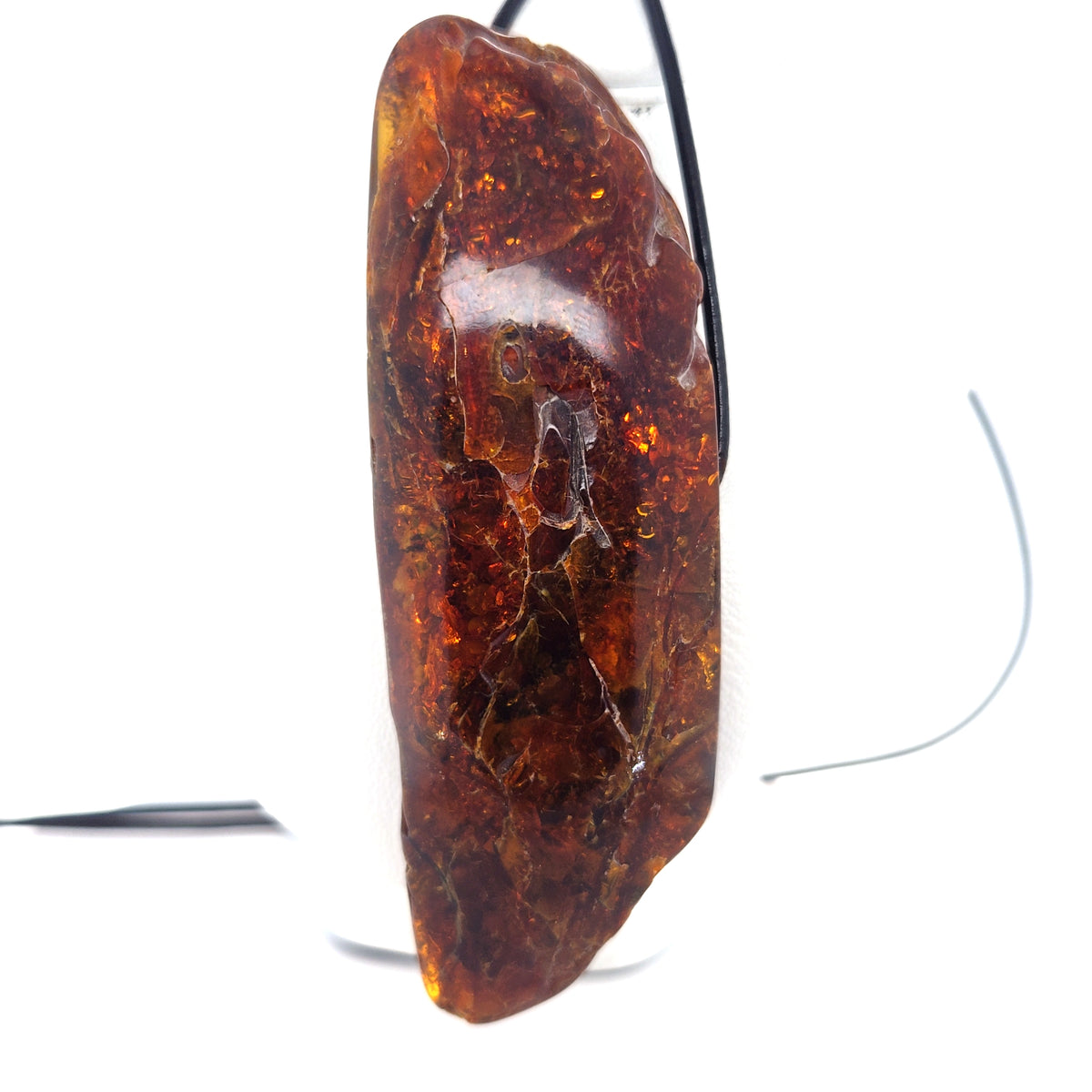 Langer Bernsteinanhänger 8,5 cm in sattem Orange am Lederband – handgemacht, Unisex