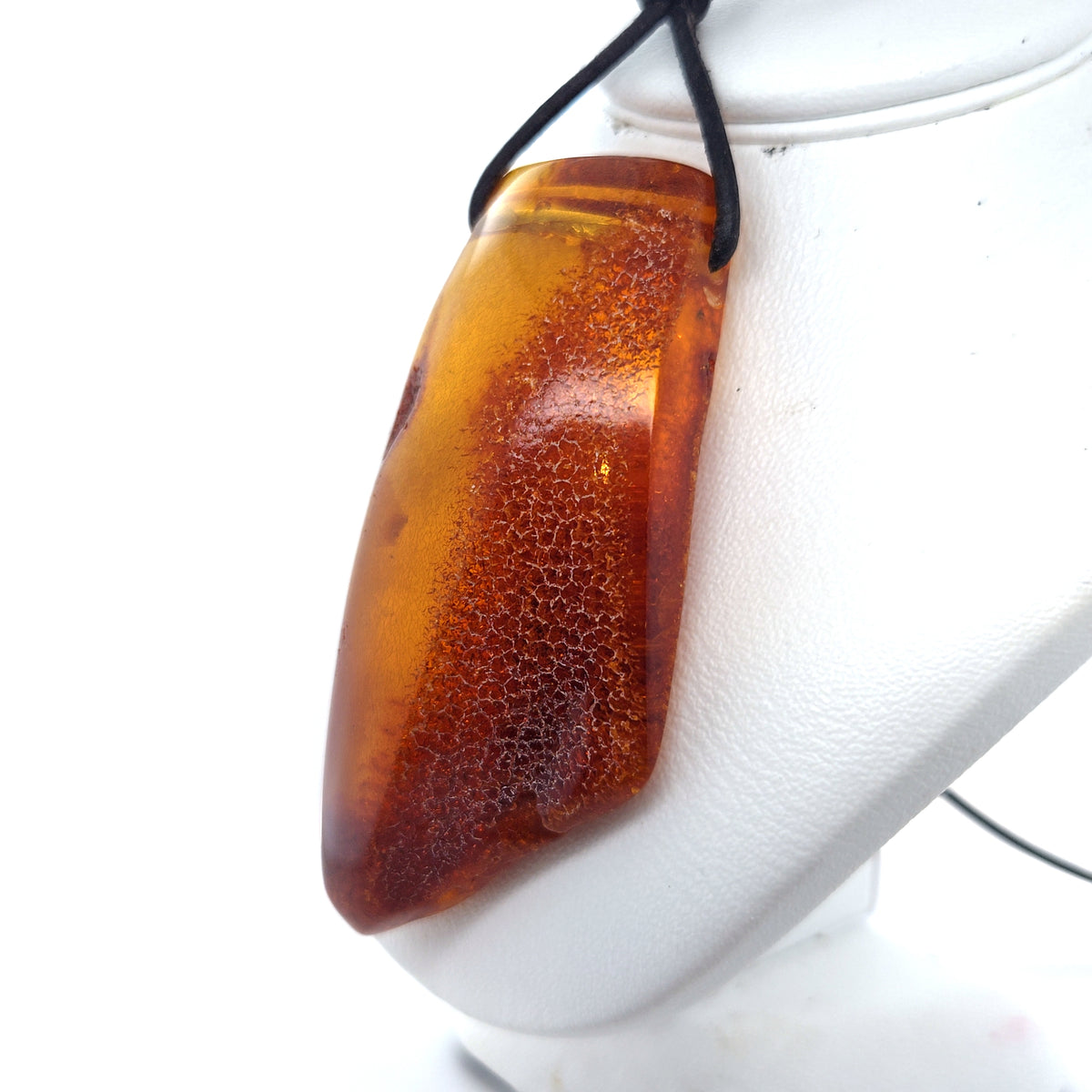 Extra großer Bernsteinanhänger 6,2 cm an Lederband – Orange, handgemacht, Unisex