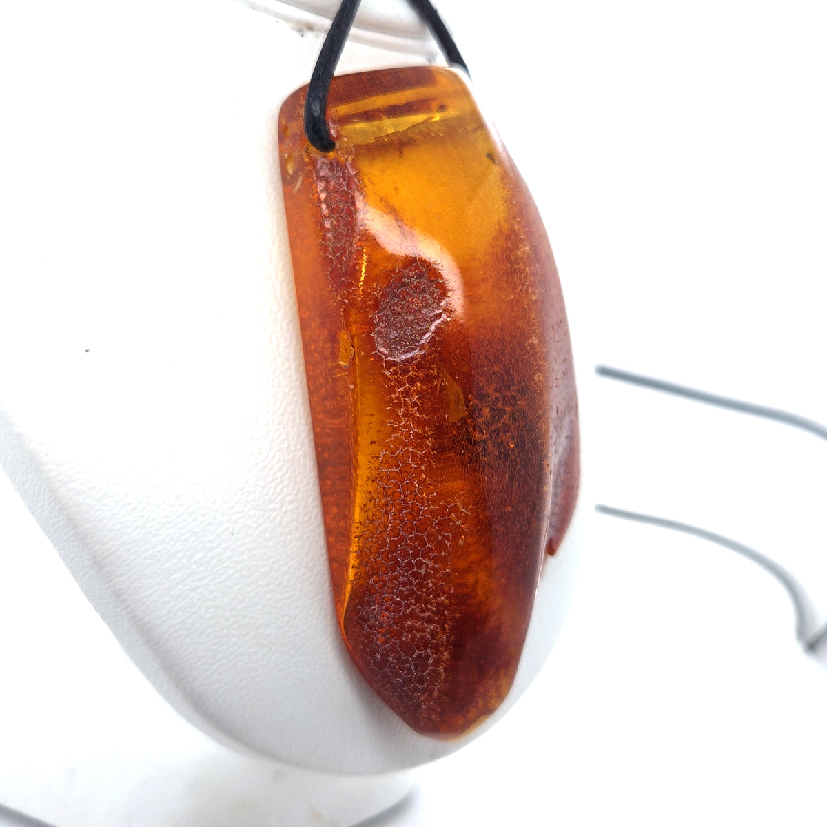 Extra großer Bernsteinanhänger 6,2 cm an Lederband – Orange, handgemacht, Unisex