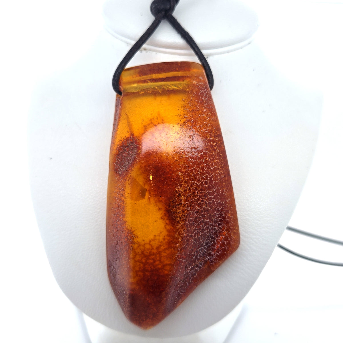 Extra großer Bernsteinanhänger 6,2 cm an Lederband – Orange, handgemacht, Unisex